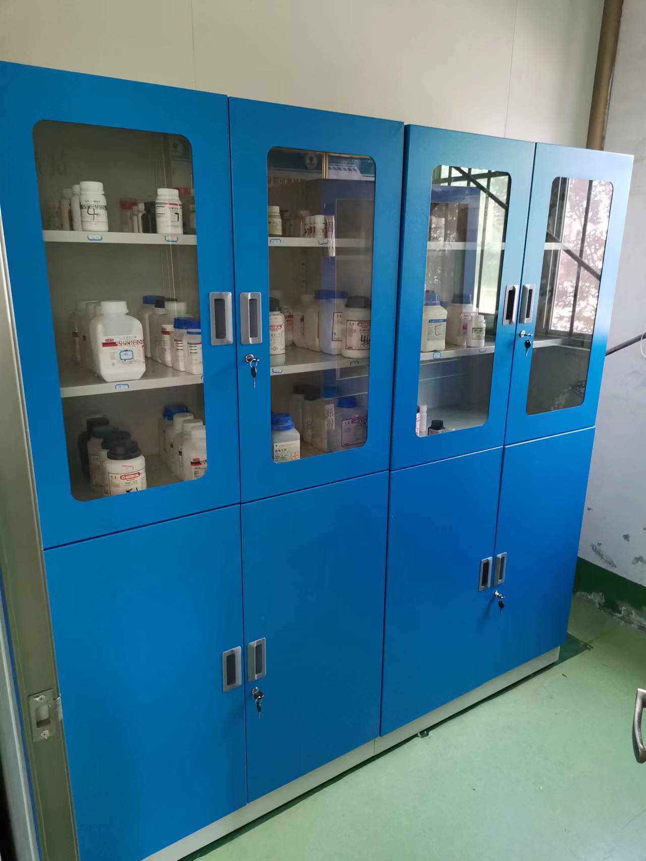 精細化工有限公司實驗室家具安裝完成